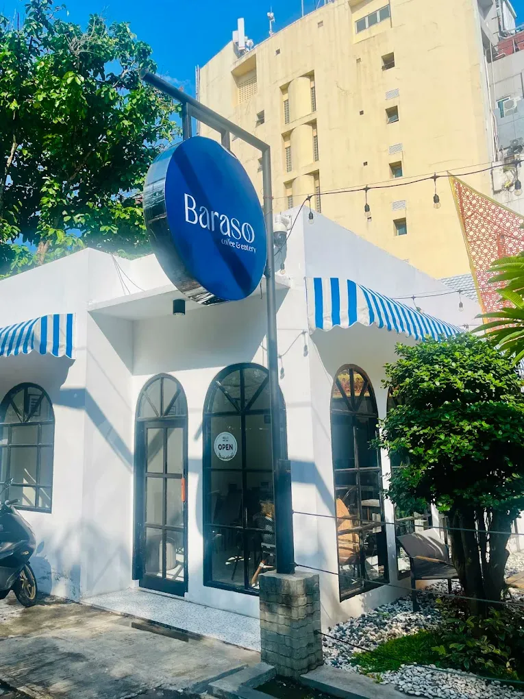 Bangunan Baraso Coffee berjendela lengkung dengan kanopi biru putih