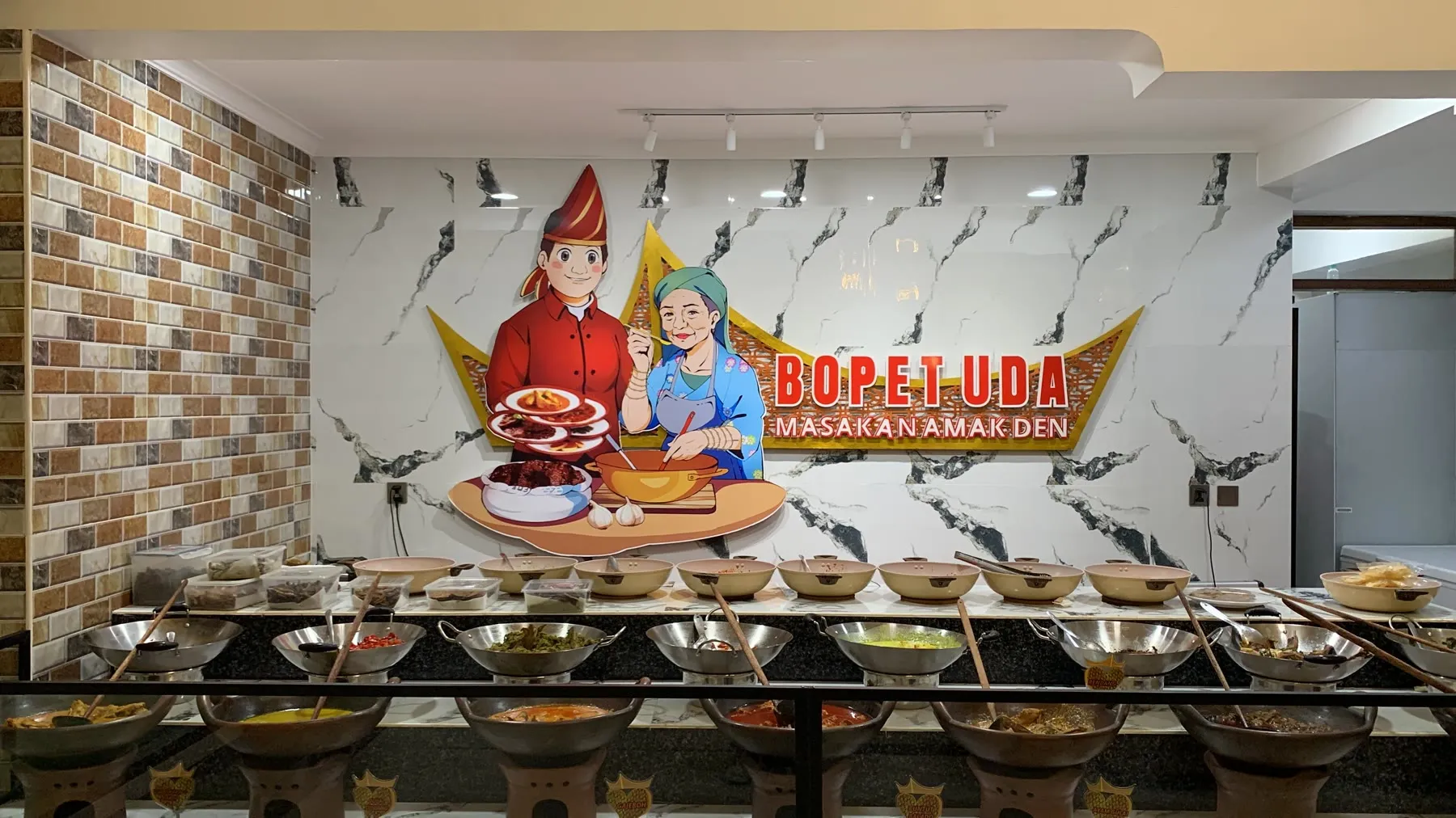 Etalase lauk Minang di Bopet Uda dengan mural Uda dan Amak
