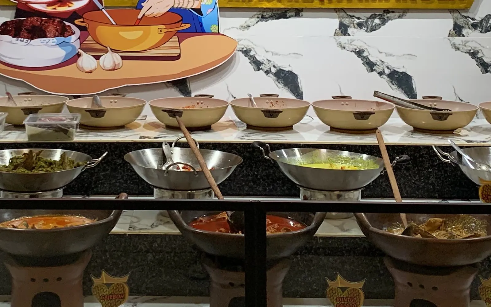 Deretan lauk Minang di etalase Bopet Uda