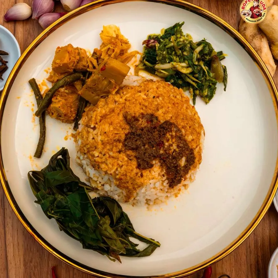Sepiring Nasi Kapau dengan gulai, daun singkong, dan sambal hijau