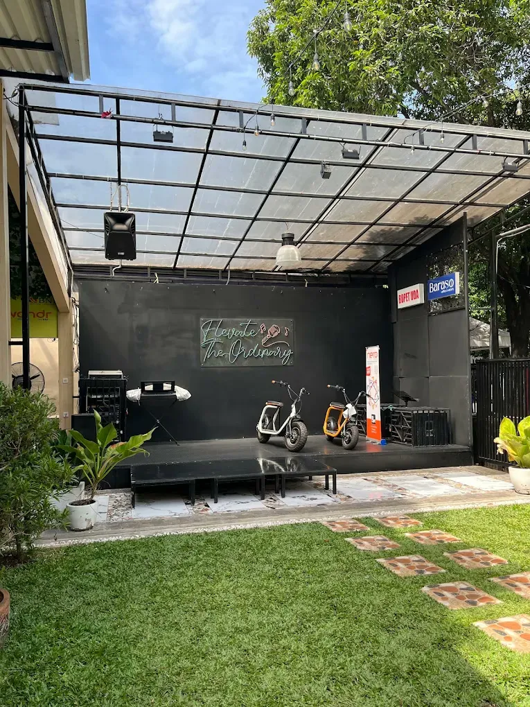 Panggung live music di area taman Bopet Uda